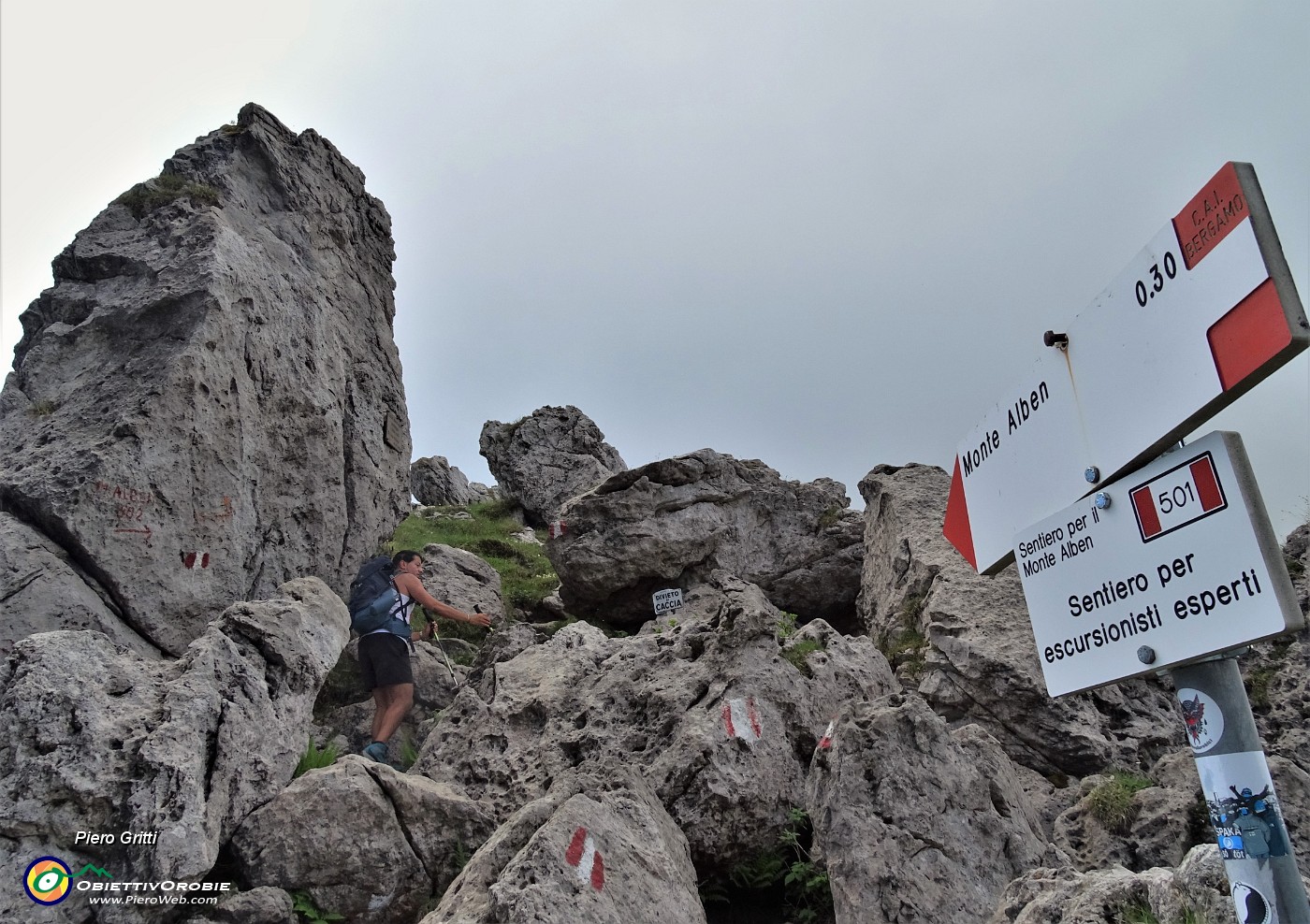 24 Al Passo della Forca proseguiamo sul sent. 501 per Cima Alben, oltre mezz'ora di cammino per EE .JPG